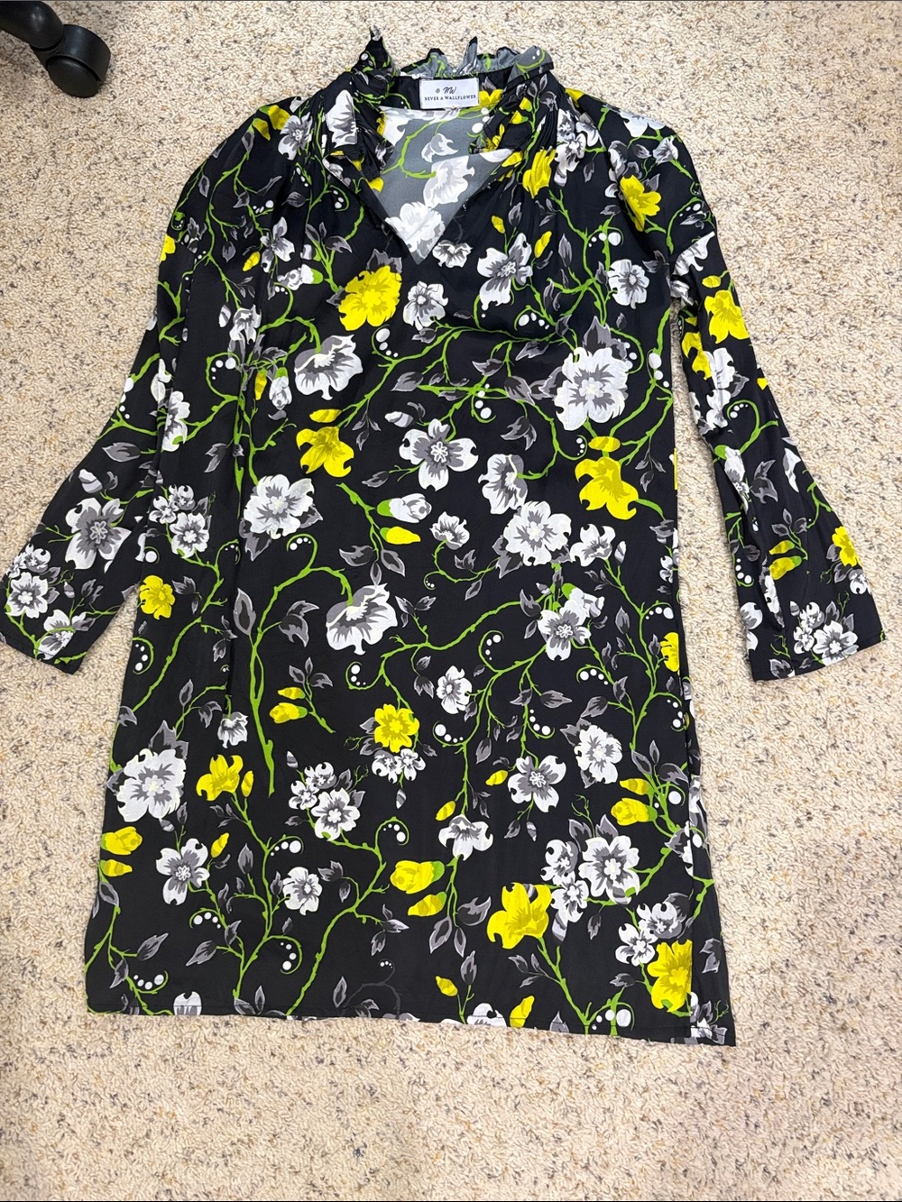Never A Wallflower XSBlack Floral V-Neck Long Sleeve Dress